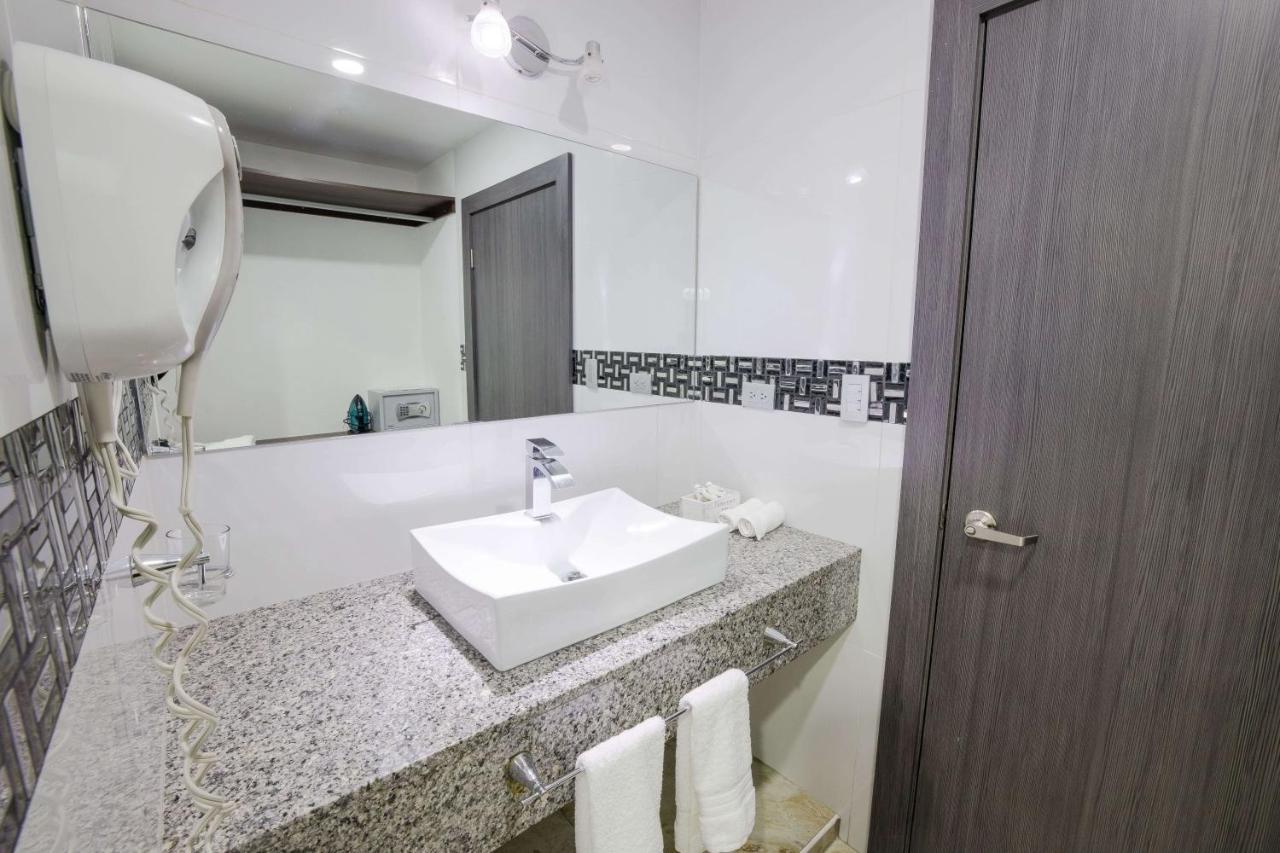 Basha Hotel & Restaurant 산페드로술라 외부 사진