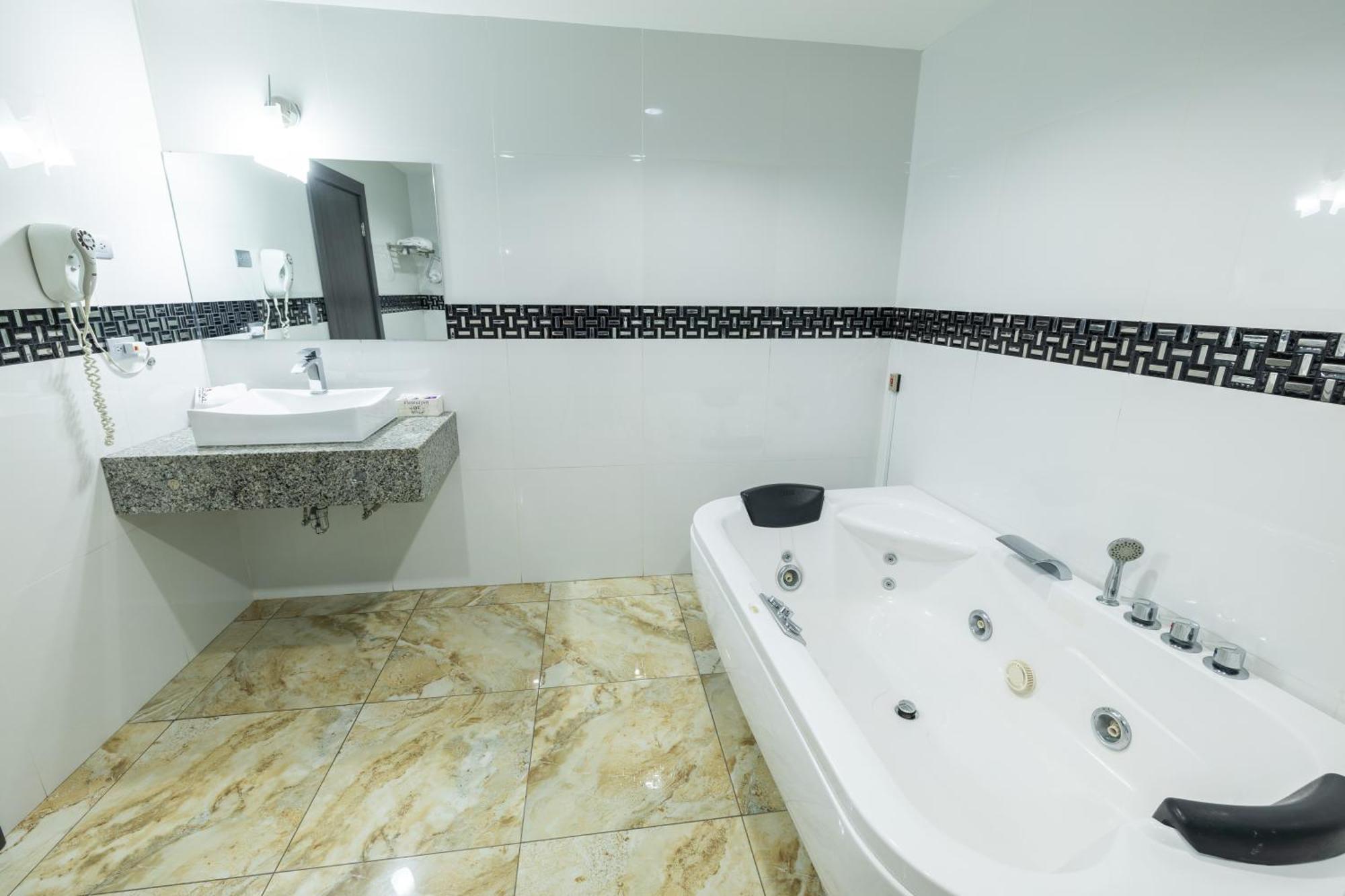 Basha Hotel & Restaurant 산페드로술라 외부 사진