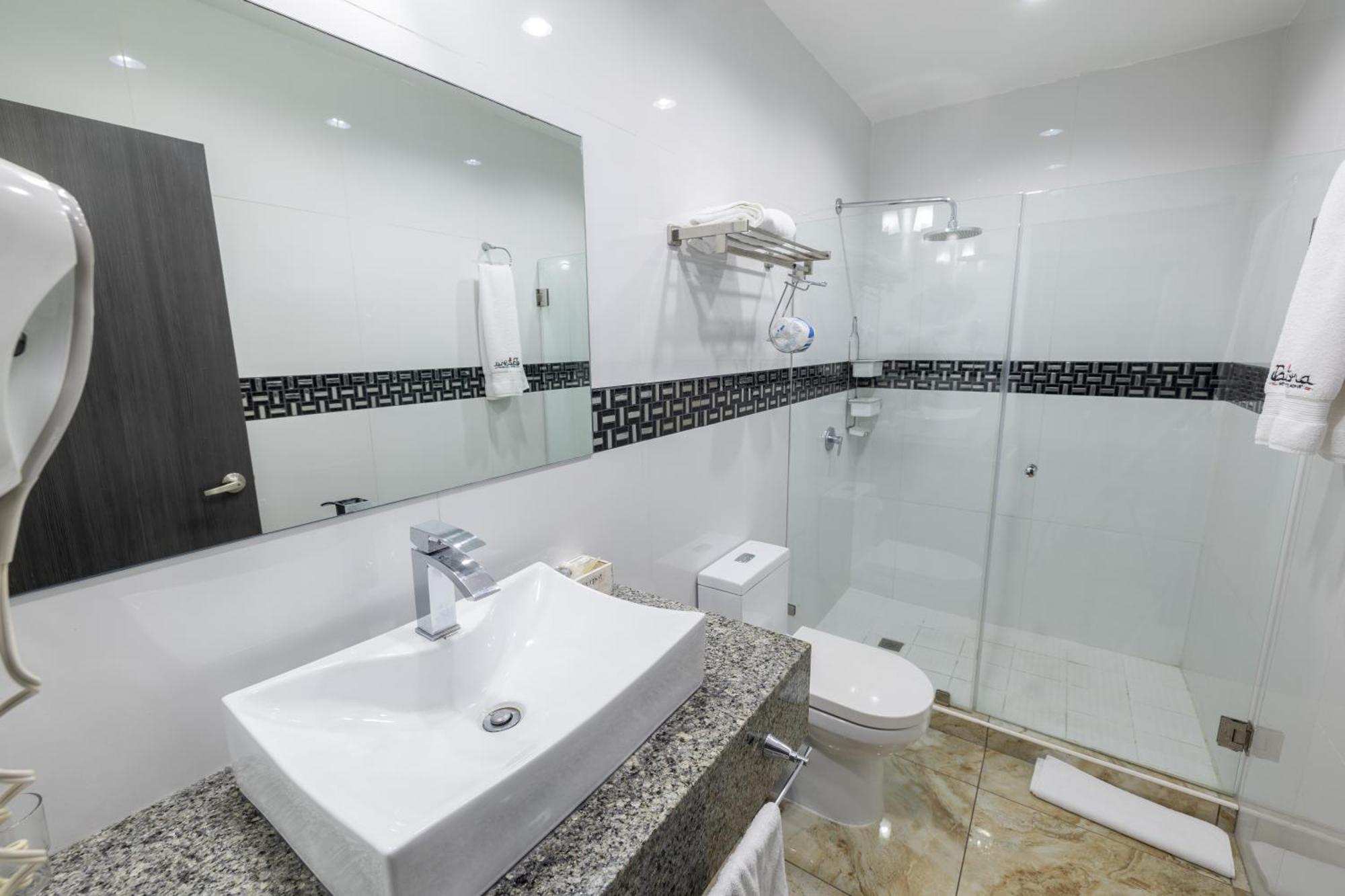 Basha Hotel & Restaurant 산페드로술라 외부 사진