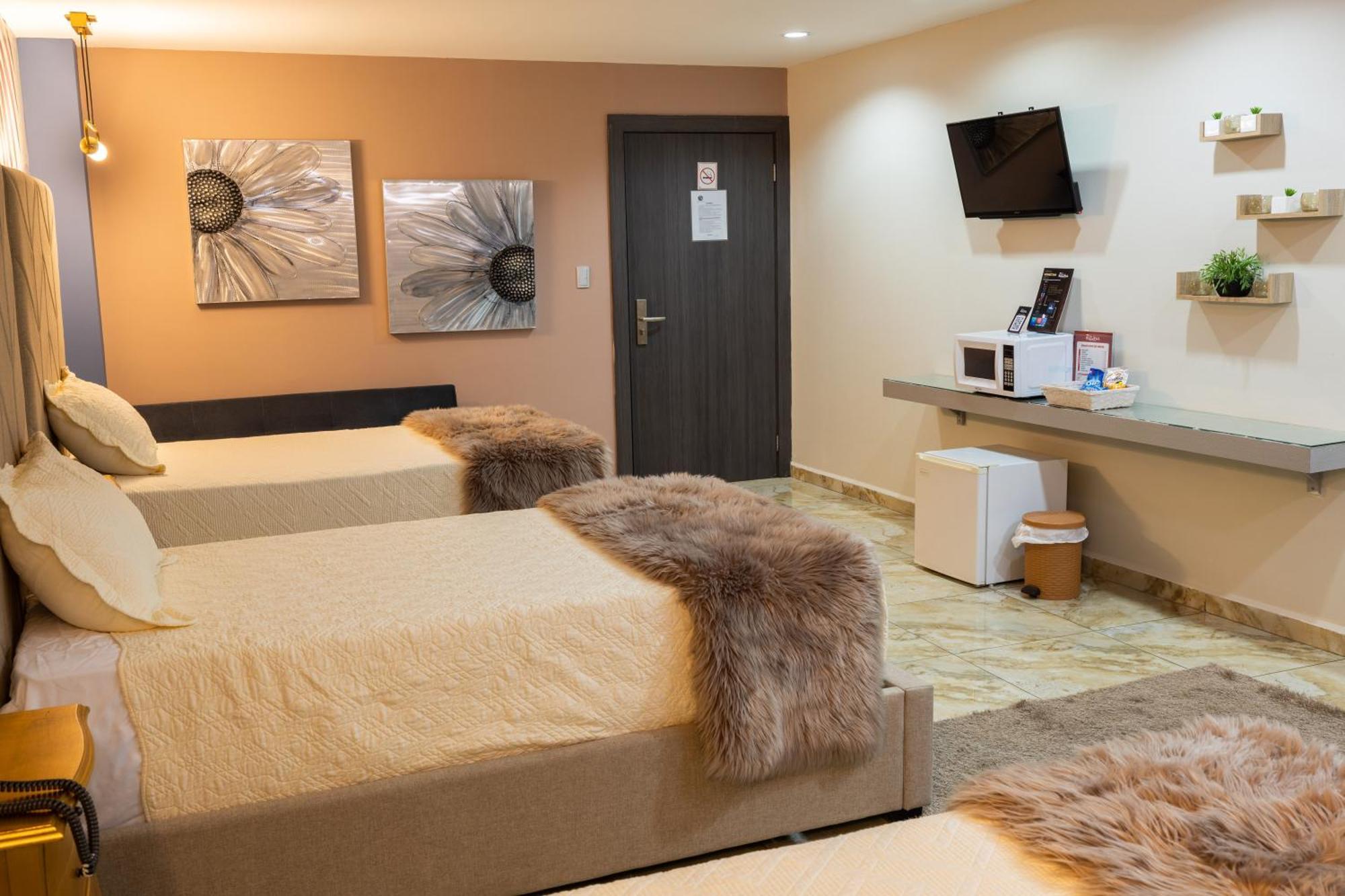 Basha Hotel & Restaurant 산페드로술라 외부 사진